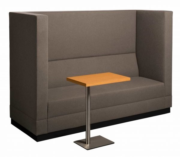 Akoestische bank met laptop tafel