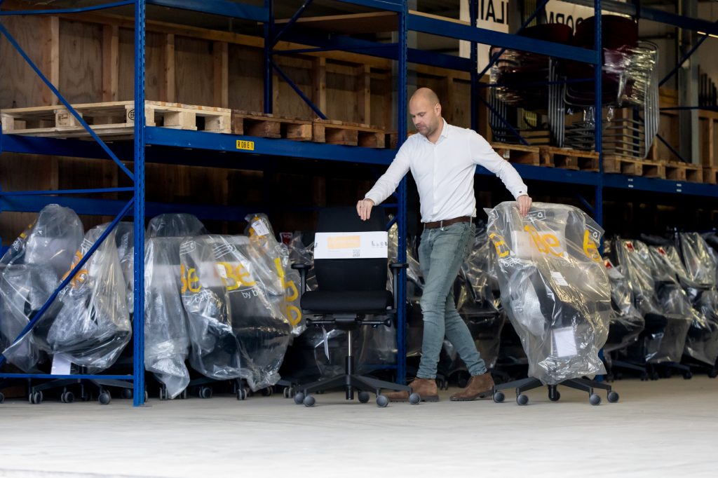 Jan Wouter in het magazijn