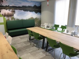 Groen en witte Jim stoel gezondheidscentrum Assen