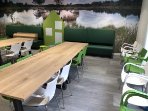 Groen en witte Jim stoel gezondheidscentrum Assen